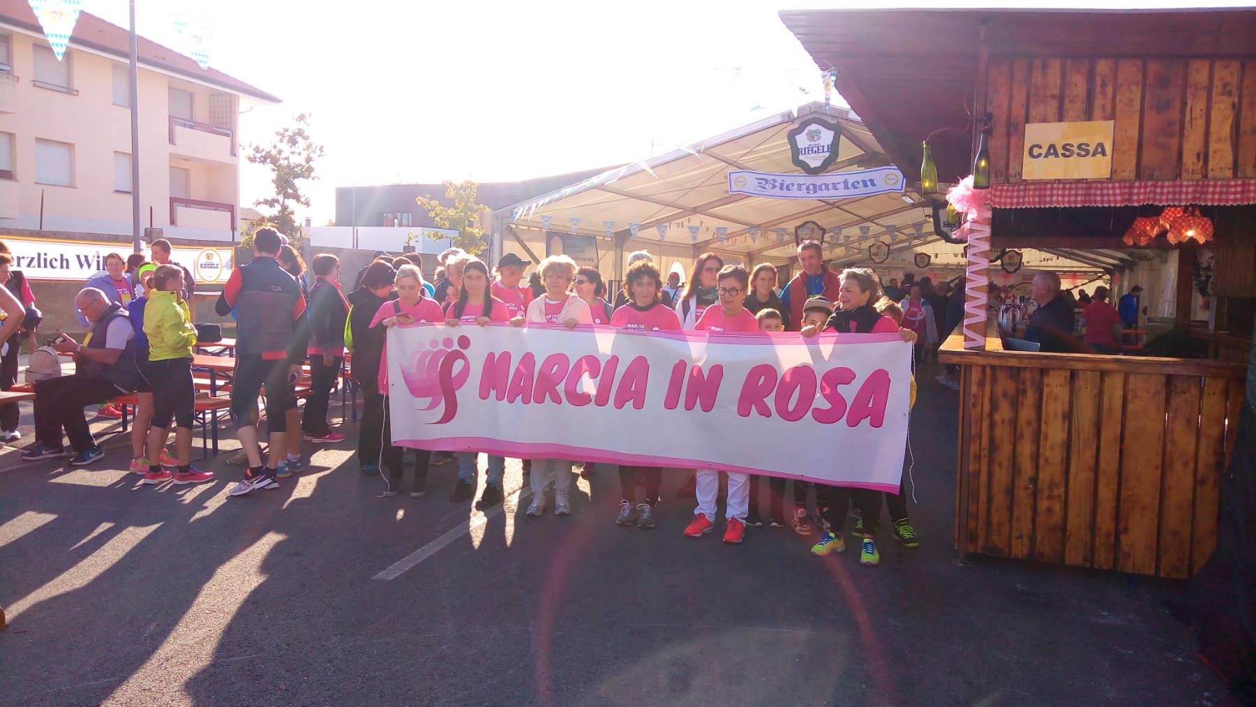 Il gruppo della Marcia in Rosa con lo striscione alla partenza
